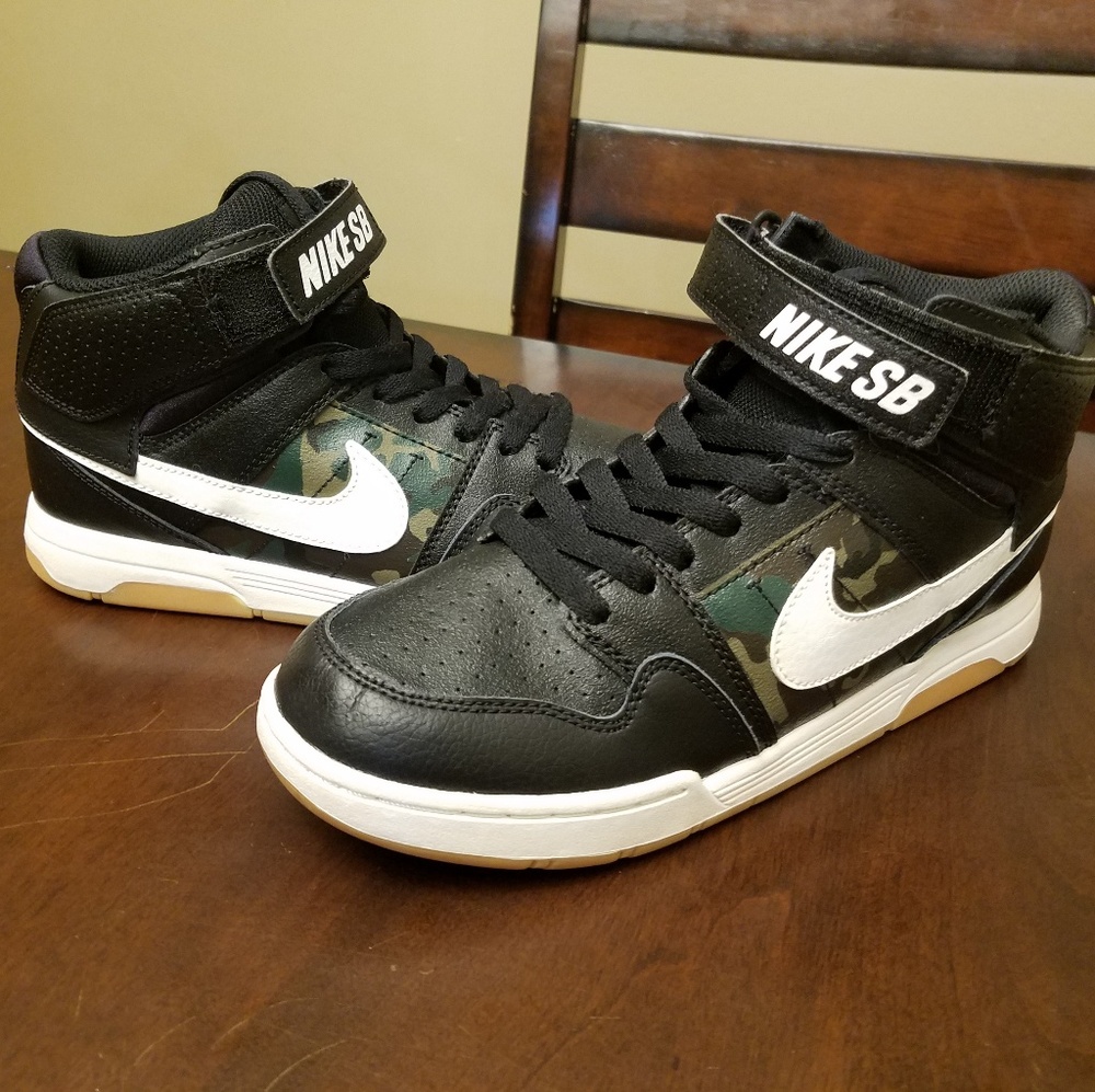 NWOT Nike SB Boys Sneakers 5Y Never Worn